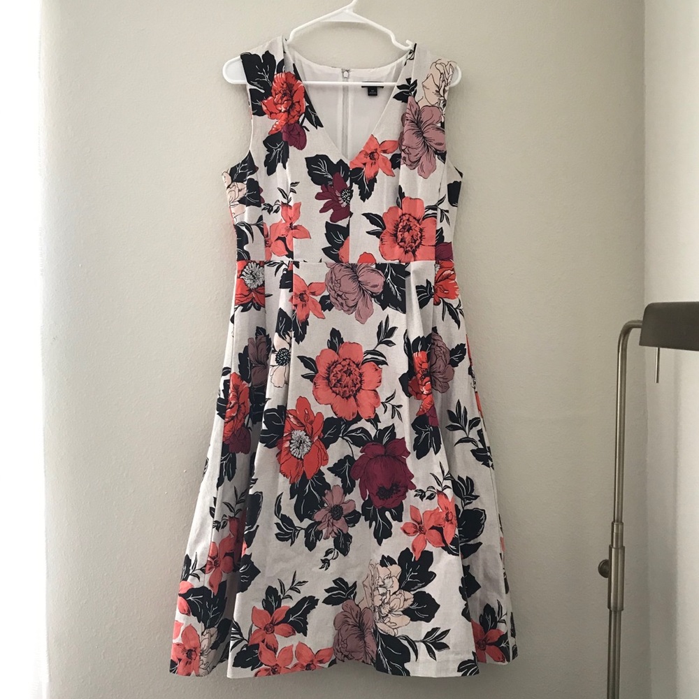 🎉HP Ann Taylor Floral Pleated Dress Size 10 - Picture 2 of 5